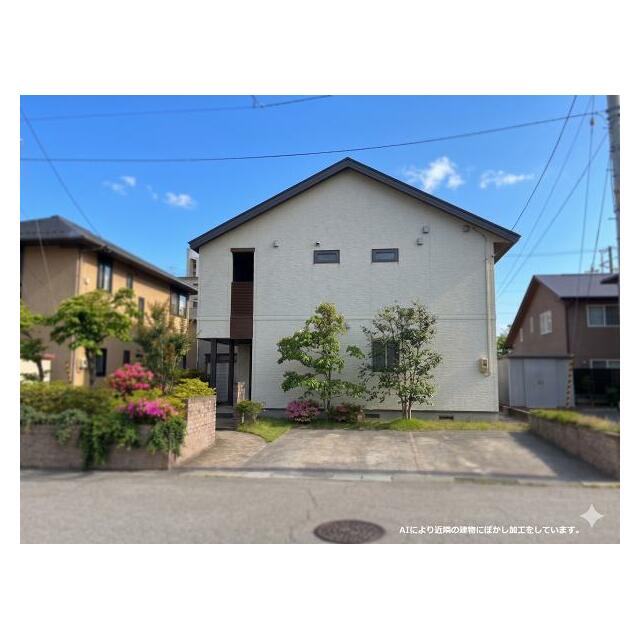 落ち着いた色合いで、周囲の街並みに馴染む外観。庭もきれいに手入れされています。