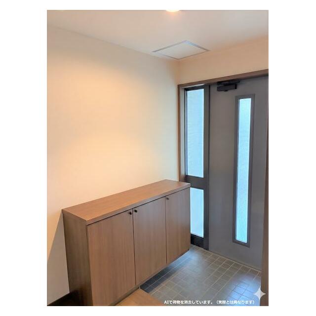 南向きで陽が差し込む明るい玄関。