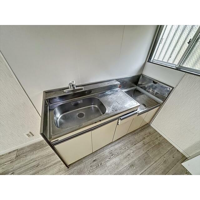 窓があり換気のできるキッチン