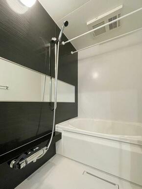 浴室　アクセントパネル採用、浴室乾燥暖房機設置。