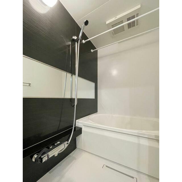 浴室　アクセントパネル採用、浴室乾燥暖房機設置。