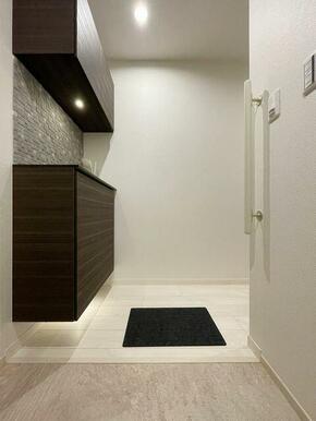 玄関　上下セパレートタイプのシューズボックスを設置