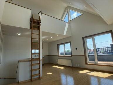 吹き抜けなので開放的♪