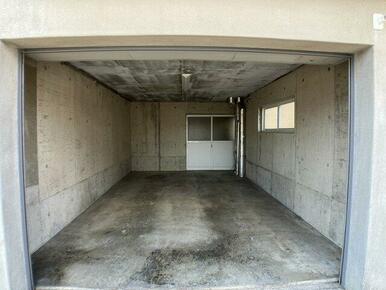 右側車庫サイズ（高さ1950ｍｍ、幅2670ｍｍ、奥行5150ｍｍ）