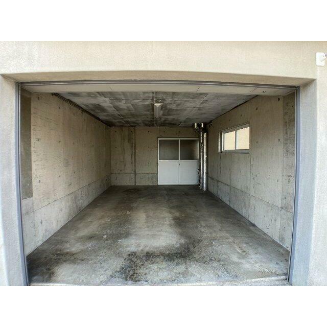 右側車庫サイズ（高さ1950ｍｍ、幅2670ｍｍ、奥行5150ｍｍ）