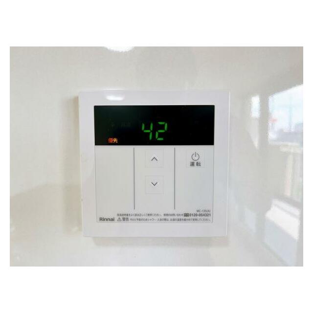 「設備」新品交換済の給湯器パネルの写真です。