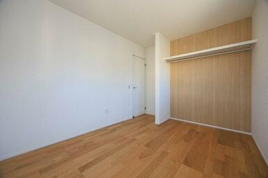 2階洋室6.0帖です。オープンクローゼットもあり、朝の服選びが楽ちん♪　　（施工例）