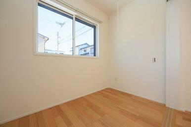 1階3.5帖の洋室は雨でも洗濯物が干せるランドリーフック付　（施工例）