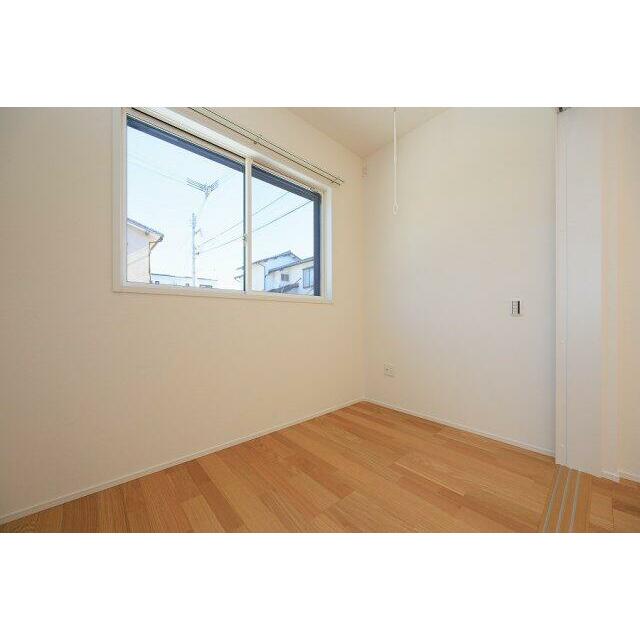 1階3.5帖の洋室は雨でも洗濯物が干せるランドリーフック付　（施工例）