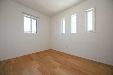 6.0帖の洋室。クローゼットつきでお片付けが楽々！　（施工例）