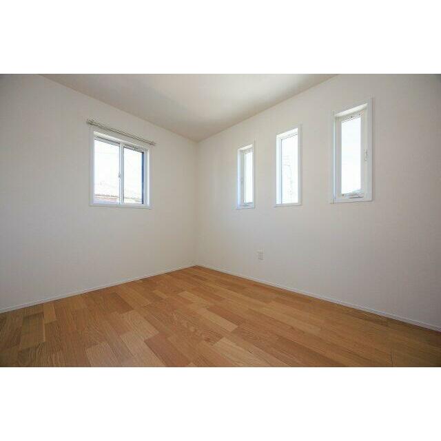 6.0帖の洋室。クローゼットつきでお片付けが楽々！　（施工例）