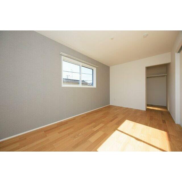 主寝室7.5帖☆WIC付き♪バルコニーのある明るいお部屋です！（施工例）