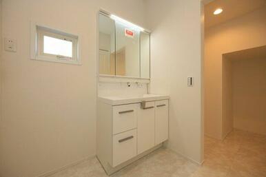 凹凸が少なく汚れがたまりにくい洗面台　（施工例）