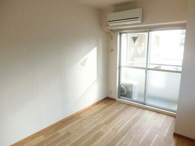 窓が大きめの洋室です！