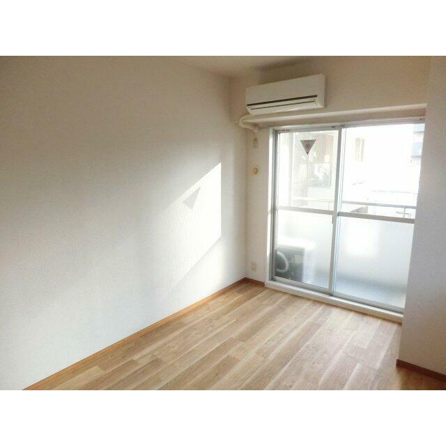 窓が大きめの洋室です！