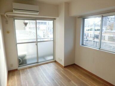 角から見た洋室です。