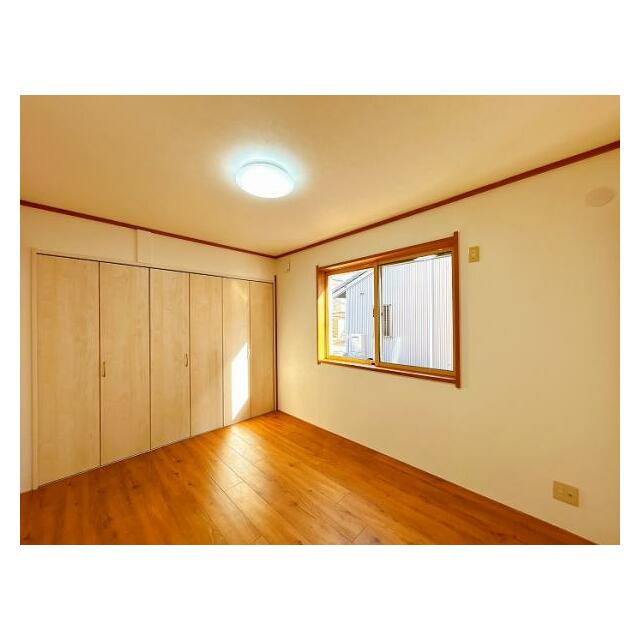 「１階洋室」LDKと隣接しており、収納がございます。