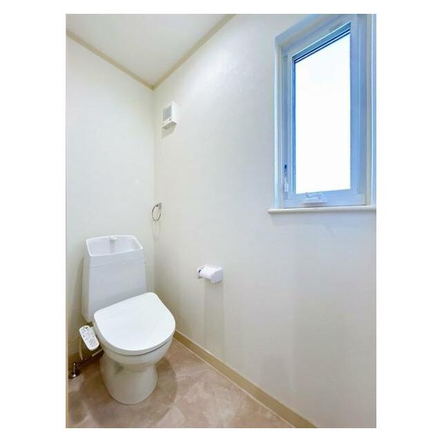 「２階トイレ」洗浄機付きトイレに新品交換済。