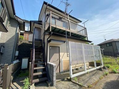 こちらの建物の２階になります。