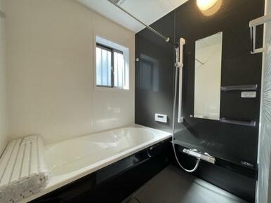 1日の疲れを癒してくれる浴室は、窓のある開放的な空間＾＾