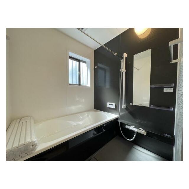 1日の疲れを癒してくれる浴室は、窓のある開放的な空間＾＾