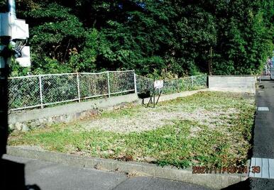 西側の歩道から　手前は左側奥の駐車場入口