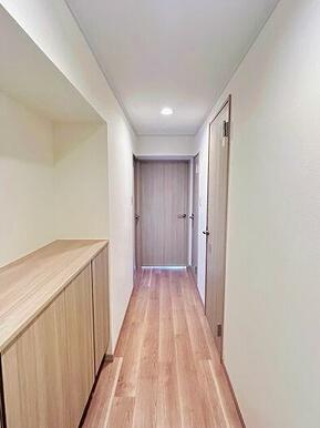 「玄関」玄関から廊下を見渡したお写真です。室内段差がなく、どなたでも安心してご利用いただけます。