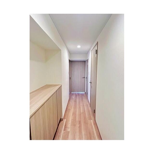 「玄関」玄関から廊下を見渡したお写真です。室内段差がなく、どなたでも安心してご利用いただけます。