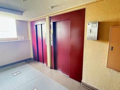 「外観」エレベーターのお写真です。左側が奇数階・右側が偶数階で停止いたします。