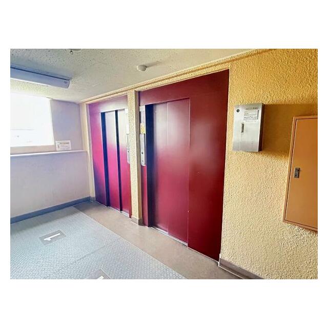 「外観」エレベーターのお写真です。左側が奇数階・右側が偶数階で停止いたします。