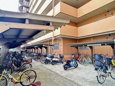 「外観」エントランス横には駐輪場がございます。