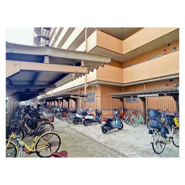 「外観」エントランス横には駐輪場がございます。