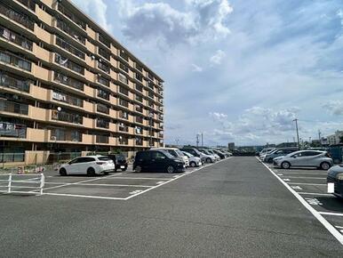 「外観」マンション横には敷地内駐車場があり、1台確保しております。