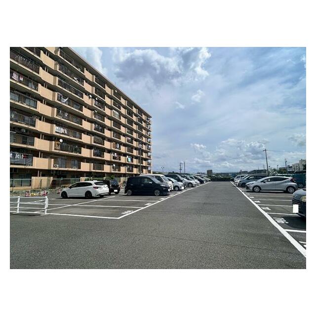 「外観」マンション横には敷地内駐車場があり、1台確保しております。