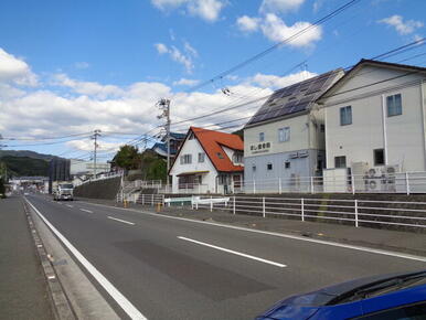 オレンジの屋根と「ほし接骨院」さんの間を入って５０ｍ突き当りが当物件です。