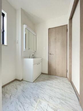 朝の準備・毎日の洗濯・帰宅後のお風呂と大活躍の洗面スペース