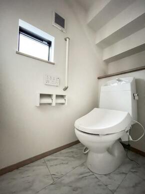 採光窓は臭い対策にもなって清潔な空間を保てます♪立ち上がりをサポートしてくれる手すりも完備！