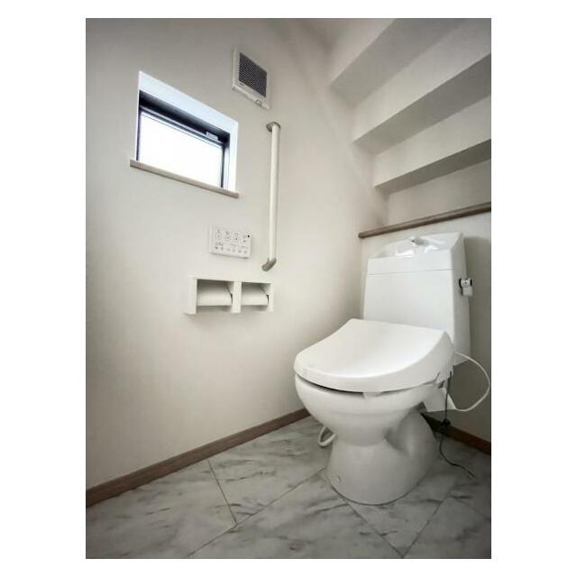 採光窓は臭い対策にもなって清潔な空間を保てます♪立ち上がりをサポートしてくれる手すりも完備！