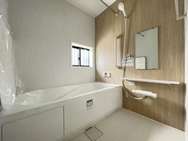 ゆったりと浸かれる1坪風呂を採用！1日の疲れを癒してくれる浴室は窓のある開放的な空間＾＾