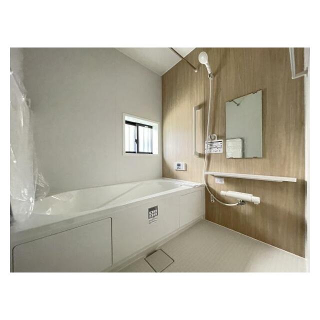 ゆったりと浸かれる1坪風呂を採用！1日の疲れを癒してくれる浴室は窓のある開放的な空間＾＾