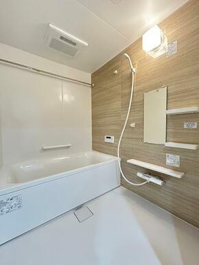 「浴室」新品交換済みで、ナチュラルウッドのアクセントパネルを使用しました。
