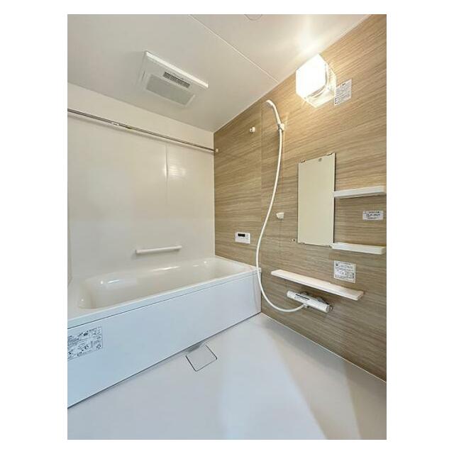 「浴室」新品交換済みで、ナチュラルウッドのアクセントパネルを使用しました。