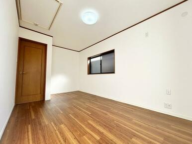 「2階洋室約7帖」小屋裏収納があるお部屋です