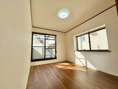 「2階南側洋室約6帖」バルコニーに面したお部屋です