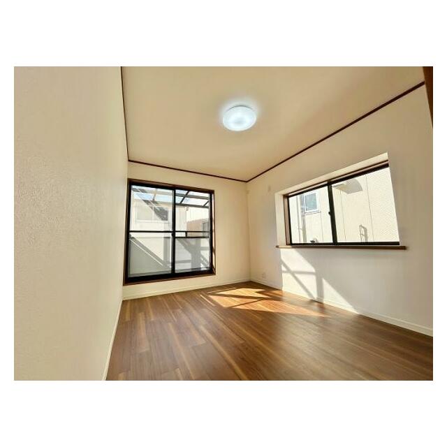 「2階南側洋室約6帖」バルコニーに面したお部屋です