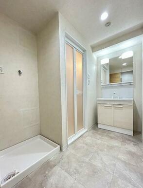 「脱衣所」シャワー付き洗面台に新品交換済みです。