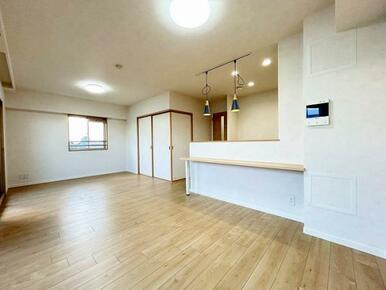 「LDK」2面採光と対面型キッチンでより開放的な空間となっております。