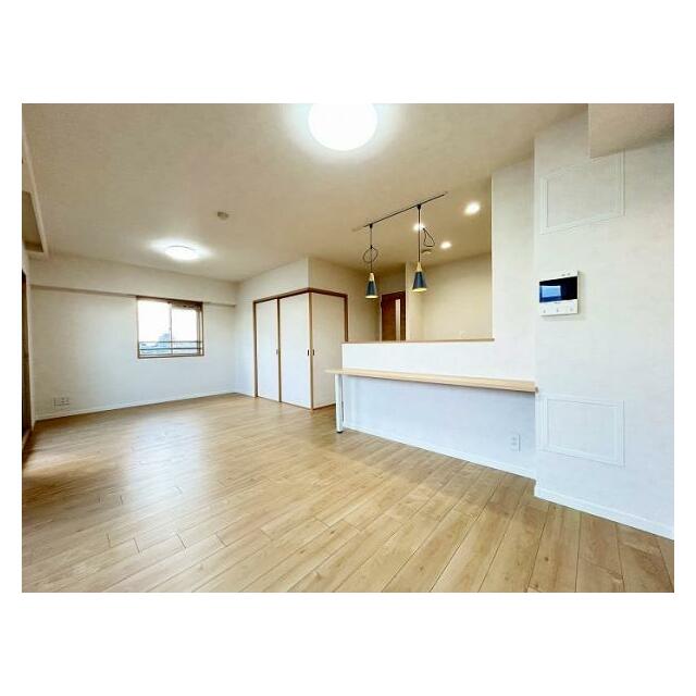 「LDK」2面採光と対面型キッチンでより開放的な空間となっております。