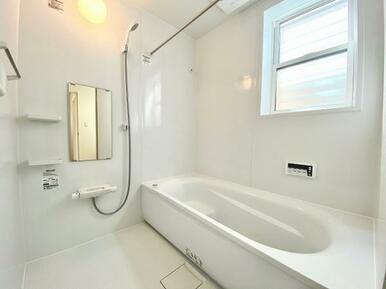 ゆったりとくつろげる1.0坪のユニットバス◎浴室換気乾燥暖房機つきです！