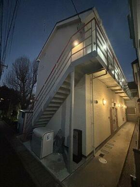 夕暮れ時ライトアップされた外観